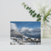 Kleines Dorf mit Dolomiten Bergen im Schnee Postkarte (Stehend Vorderseite)