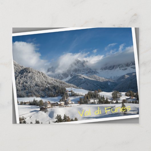 Kleines Dorf mit Dolomiten Bergen im Schnee Postkarte (Vorderseite)