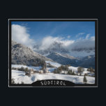 Kleines Dorf mit Dolomiten Bergen im Schnee Postkarte<br><div class="desc">Postkarte des kleinen Dorfes Sankt Magdalena im Villnoser Tal mit den Geisler Dolomiten Berggipfeln im schneebedeckten Hintergrund in der Wintersaison in Südtirol,  Italien mit schwarzer Kante und dem Text "Südtirol".</div>