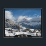 Kleines Dorf mit Dolomiten Bergen im Schnee Postkarte<br><div class="desc">Postkarte des kleinen Dorfes Sankt Magdalena im Villnoser Tal mit den Geisler Dolomiten Berggipfeln im schneebedeckten Hintergrund in der Wintersaison in Südtirol,  Italien mit schwarzer Kante und dem Text "Südtirol".</div>