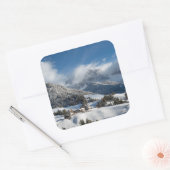 Kleines Dorf mit Dolomiten Bergen im Schnee Quadratischer Aufkleber (Umschlag)