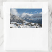 Kleines Dorf mit Dolomiten Bergen im Schnee Rechteckiger Aufkleber (Tasche)