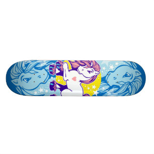 KLEINES FANTASIEPONY SKATEBOARD
