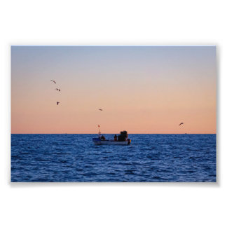 Kleines Fischerboot bei Sonnenuntergang in Portuga Fotodruck