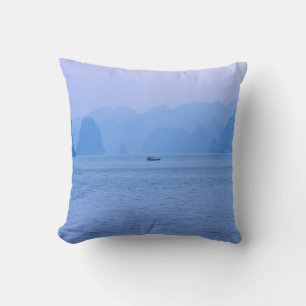 Kleines Fischerboot in der Ha-Long-Bucht - Vietnam Kissen