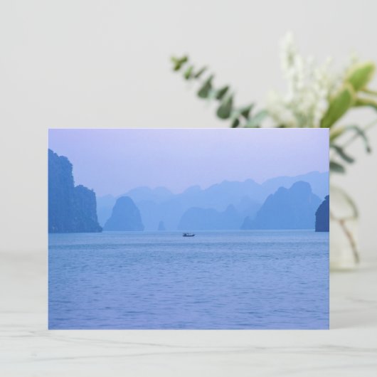 Kleines Fischerboot in Ha Long Bay - Vietnam, Asie Einladung (Stehend Vorderseite)