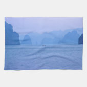 Kleines Fischerboot in Ha Long Bay - Vietnam, Asie Geschirrtuch (Horizontal)