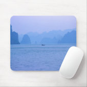 Kleines Fischerboot in Ha Long Bay - Vietnam, Asie Mousepad (Mit Mouse)