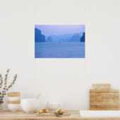 Kleines Fischerboot in Ha Long Bay - Vietnam, Asie Poster (Küche)