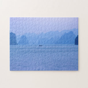 Kleines Fischerboot in Ha Long Bay - Vietnam, Asie Puzzle