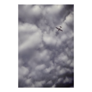 Kleines Flugzeug fliegt dunklen bewölkten Himmel F Fotodruck