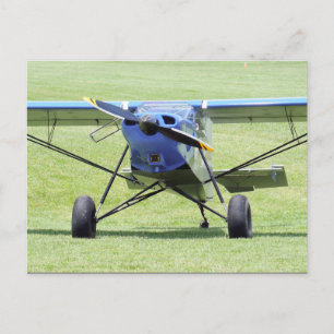 Kleines Flugzeug parkiert auf dem Gras Postkarte