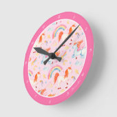 Kleines Girl Pink Einhorn Muster mit Vorname Runde Wanduhr (Winkel)