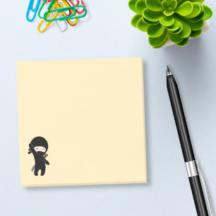 Kleines glückliches Ninja auf Gelb Post-it Klebezettel