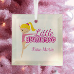 Kleines Gymnast Niedliches Personalisiertes Gymnas Ornament Aus Glas<br><div class="desc">Ein hübsches pinkfarbenes Gymnastikgeschenk für Ihren niedlichen blonden Gymnast zu Weihnachten. Personalisieren Sie dieses Geschenk mit dem Namen Ihres Kindes. Ich Liebe meine Liftgymnastin.</div>