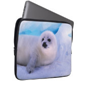 Kleines Harp Siegel in Schneeflocken überzogen Laptopschutzhülle (Vorne Rechts)