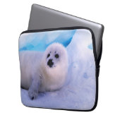 Kleines Harp Siegel in Schneeflocken überzogen Laptopschutzhülle (Vorderseite Links)