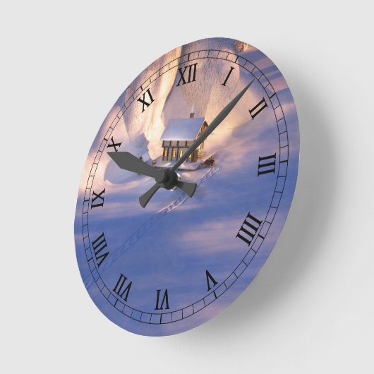 Kleines Haus im Schnee Runde Wanduhr (Winkel)