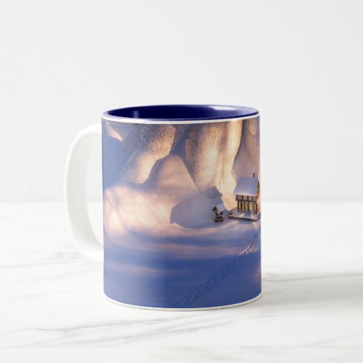 Kleines Haus in der Schnee-Tasse Zweifarbige Tasse (Vorderseite Links)