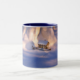 Kleines Haus in der Schnee-Tasse Zweifarbige Tasse