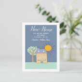 Kleines Haus und Baum mit sonniger neuer Zuhause Ankündigungspostkarte (Stehend Vorderseite)
