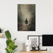 Kleines Hexenkind im nebligen dunklen Wald mit Poster (Heimbüro)