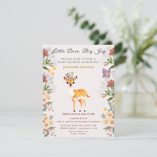 Kleines Hirsch, große, fröhlich rosa Blume und Sch Einladung (Stehend Vorderseite)