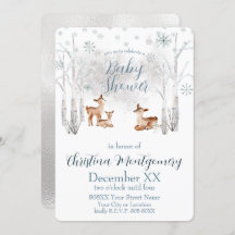 Kleines Hirsch in einem weißen Wald Winterwald