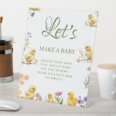 Kleines Huhn macht ein Baby Shower Game Schild (In Situ)