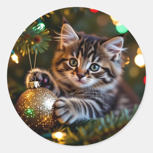 Kleines Kätzchen am Weihnachtsbaum Runder Aufkleber (Vorderseite)