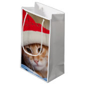 Kleines Kätzchen im roten Weihnachtshut Kleine Geschenktüte (Rückseite Schrägansicht)