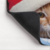 Kleines Kätzchen im roten Weihnachtshut Mousepad (Ecke)