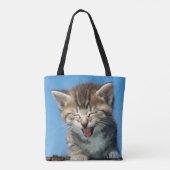 Kleines Kätzchen in einem Baum Tasche (Rückseite)
