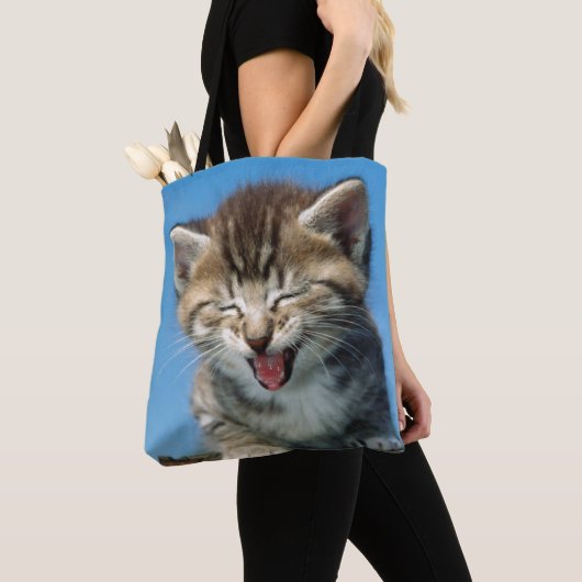Kleines Kätzchen in einem Baum Tasche (Von Nahem)
