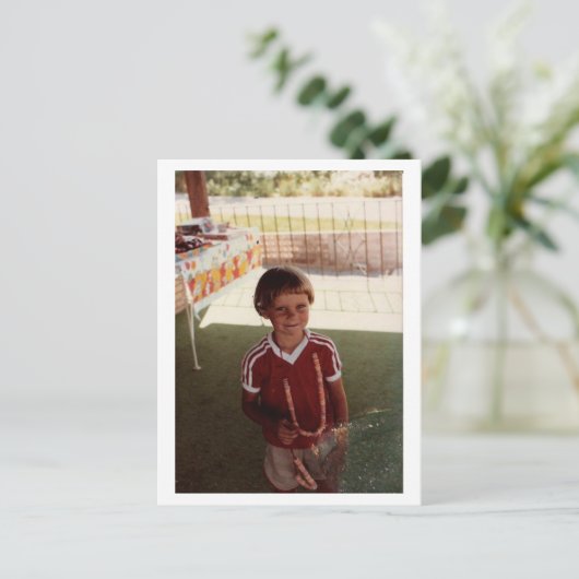 Kleines Kind in Rot Postkarte (Stehend Vorderseite)