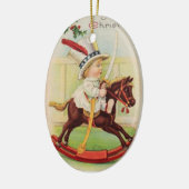 KLEINES KIND MIT OBEREM HAT AUF DER SPIELGESCHICHT KERAMIKORNAMENT (Links)