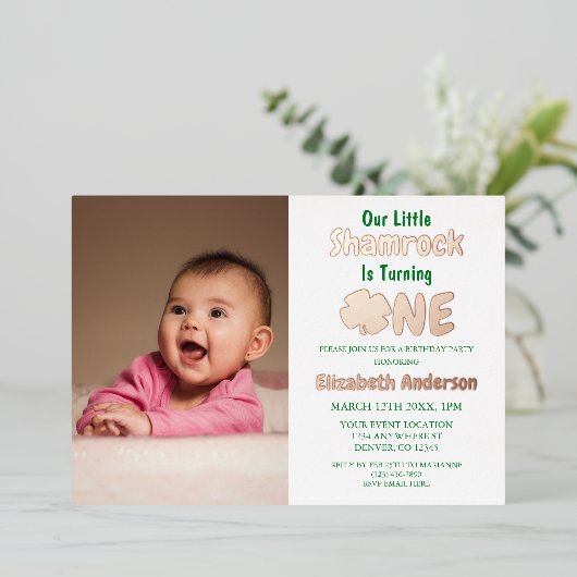 Kleines Kleeblatt 1. Geburtstag Folieneinladung (Stehend vorne)