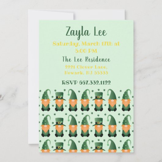 Kleines Kleeblatt, das ein Gnom umdreht Einladung (Rückseite)