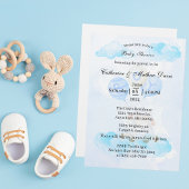 Kleines Lamm steigt hoch in jungen blauen Balloons Einladung