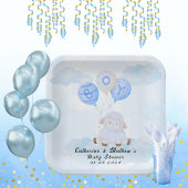 Kleines Lamm steigt hoch in jungen blauen Balloons Pappteller