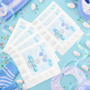 Kleines Lamm steigt hoch in jungen blauen Balloons Serviette