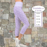 Kleines Lila Herzmuster über Pastel Lila Capri Leggings<br><div class="desc">Dieses lustige Design zeichnet sich durch ein Muster von kleinen,  miteinander verbundenen lila Herzen auf einem pastellfarbenen lila Hintergrund und pastellfarbenen lila Bund aus.</div>