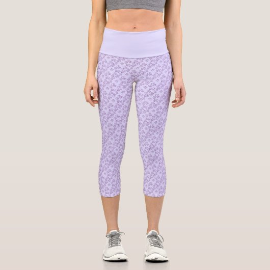 Kleines Lila Herzmuster über Pastel Lila Capri Leggings (Vorderseite)
