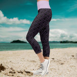 Kleines Lila Herzmuster über schwarzen Leggings<br><div class="desc">Dieses lustige Design zeichnet sich durch ein Muster von kleinen,  miteinander verbundenen lila Herzen auf einem schwarzen Hintergrund und pastellfarbenen lila Bund aus.</div>