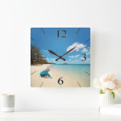 Kleines Mädchen am Strand mit Seashells Quadratische Wanduhr (Zuhause)