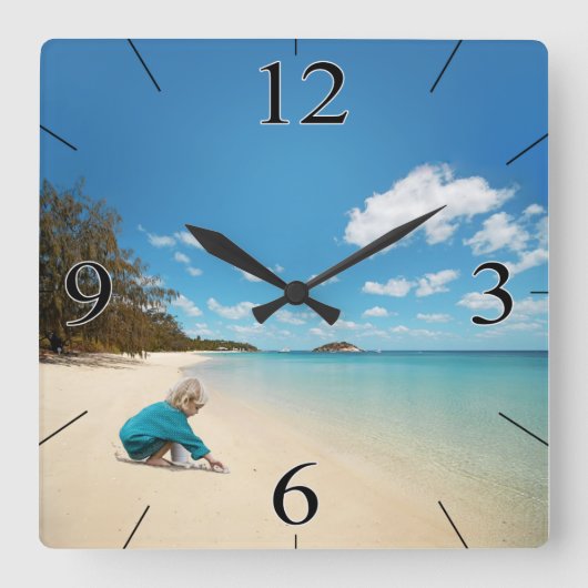Kleines Mädchen am Strand mit Seashells Quadratische Wanduhr (Vorderseite)