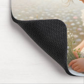Kleines Mädchen auf dem Platz in Daisy Mousepad (Ecke)