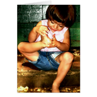 Kleines Mädchen auf dem Schritt