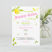 Kleines Mädchen auf dem Weg Babydusche Einladung (Stehend Vorderseite)