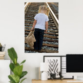 Kleines Mädchen auf Eisenbahnwegen Poster (Heimbüro)